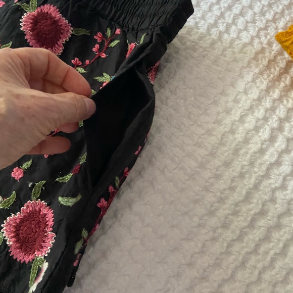 Zara embroider short , barely used. Great condition . Elastic waist, - Picture 3 of 6